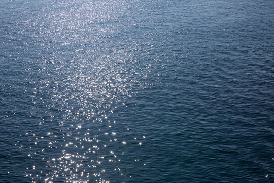 Vue a&eacute;rienne de la surface de la mer de couleur bleu avec scintillements du soleil et vagues douces