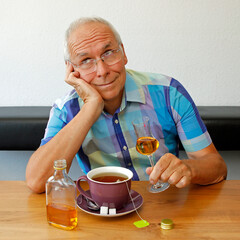 Einen im Tee haben