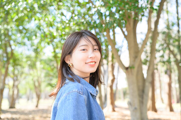 振り向きながら微笑む女性が春の自然の中で穏やかに過ごす一瞬