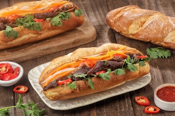 Banh mi is a flatbread or sandwich containing vegetables and sliced ​​meat.