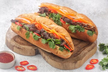 Banh mi is a flatbread or sandwich containing vegetables and sliced ​​meat.