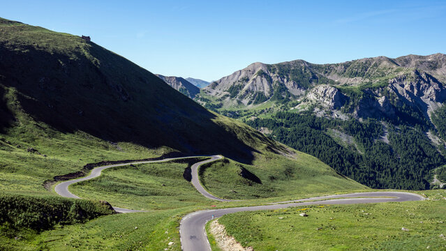 Route sinueuse de haute montagne dans le d&eacute;partement des Alpes-Maritimes dans le col de la Bonette dans le massif du Mercantour en Haute-Tin&eacute;e