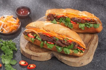 Banh mi is a flatbread or sandwich containing vegetables and sliced ​​meat.