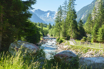 Wanderweg an einem Wildbach im herrlichen Stilluptal in Tirol