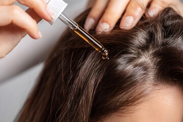 A healthy hair that applies serum to the scalp and takes care of it. Generative AI
