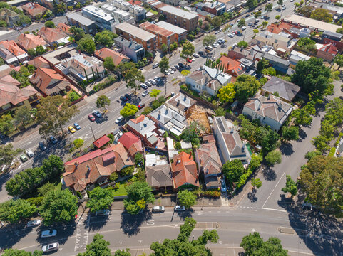Fototapeta Aerial view of houses on an irregular shaped inner city block bordered by busy roads