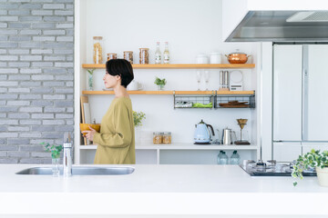 キッチンのミドルの女性