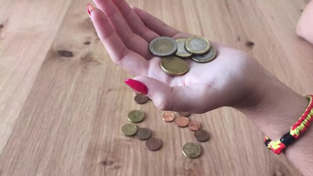 Contar monedas mano de mujer elegante con u&ntilde;as pintadas para gastar
