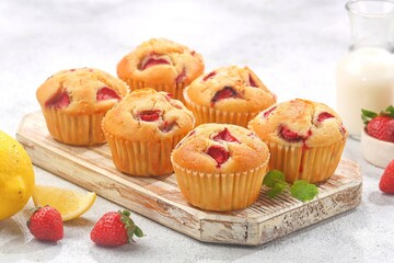 Strawberry muffins are a type of cake made from a mixture of flour, sugar, eggs, milk and leavening agents such as baking powder, with the addition of fresh strawberry pieces.