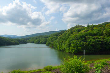 静かな山あいに広がるダム湖の風景｜人工湖と自然が織りなす穏やかな水辺の景色 | Calm Mountain Dam Lake — Tranquil Waterscape Blending Nature and Human Engineering