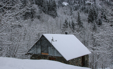 grange dans les alpes sous la neige en Isère