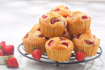 Strawberry muffins are a type of cake made from a mixture of flour, sugar, eggs, milk and leavening agents such as baking powder, with the addition of fresh strawberry pieces.