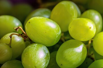 Obraz premium Close-up of green grapes with macro photography, shallow depth of field on green background, text area for advertising.