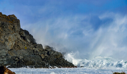 Temporal en el mar Menorca olas salpicando sobre las rocas viento de tramontana