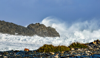 Temporal en el mar Menorca olas salpicando sobre las rocas viento de tramontana