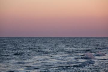 Obraz premium Horizontal image of a warm sky at sunset. Including sea waves and lonely beach