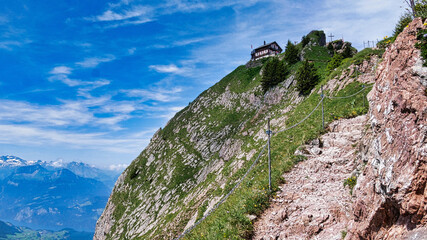 Wanderweg auf den Grossen Mythen mit Blick auf die Gipfelhütte
