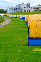 In Reihe stehende Strandkörbe