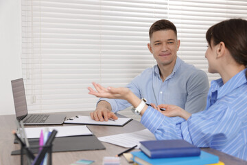 Obraz premium Consultant working with client at table in office. Business meeting