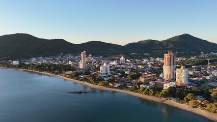 Obraz premium First light touches the ocean as the day begins — golden skies, calm seas, and nature in perfect balance along the Brazilian coast.
