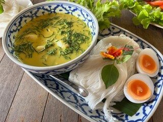 thai noodle soup with shrimp