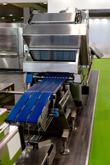 Automatic machine for food packaging and sealing