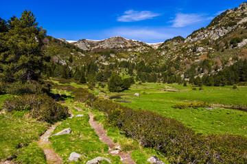 Panorama of the Donezan Massif with the last spring snow from the Pla d’Artounant plateau