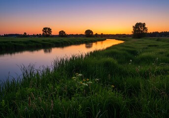 잔잔한 강물에 비치는 붉은 노을 아래 초록빛 평화로운 풍경