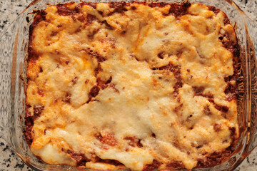 pasticcio al ragù in una teglia di vetro, piatto tradizionale italiano