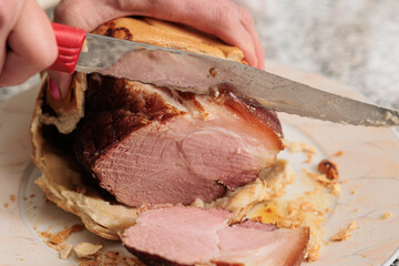 taglio di fette di prosciutto cotto nel pane in primo piano, ricetta tradizionale Triestina