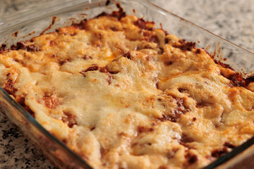 pasticcio al ragù in una teglia di vetro, piatto tradizionale italiano