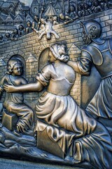 prag, tschechien - relief vom fenstersturz des heiligen johannes von nepomuk auf der karlsbrücke