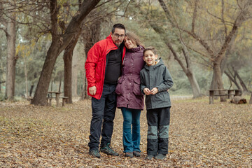 retrato de familia feliz en un día de otoño al aire libre