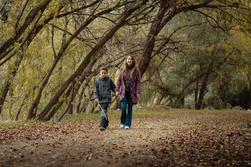paseo de madre e hijo en medio del bosque en temporada de otoño