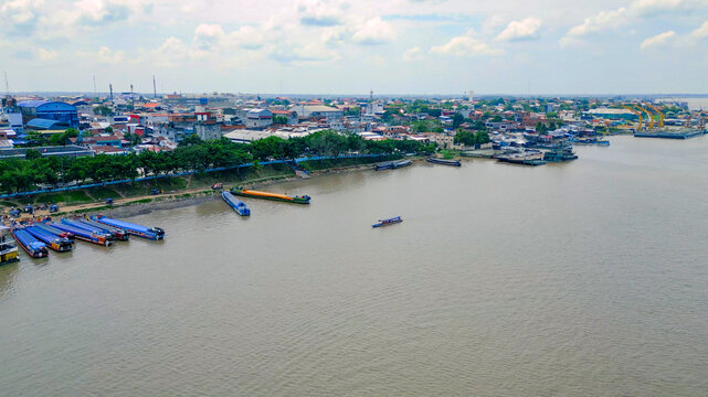 Drone image of Pucallpa&rsquo;s Ucayali port showing docked boats and the wide river under summer sunlight.
