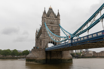 Obraz premium Tower Bridge under a gloomy sky in London, UK
