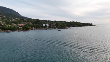 Vista aérea da costa de Ilhabela, mostrando praias, mar azul e vegetação preservada, com ilhas e...