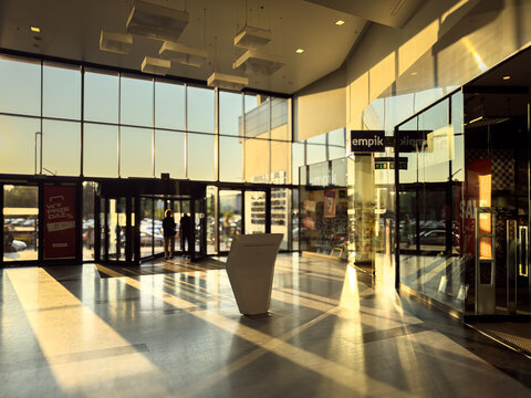 Outlet Faktory Ursus, centrum handlowe, galeria sklepowa, Warszawa. Zakupy, sprzedaż, promocje.