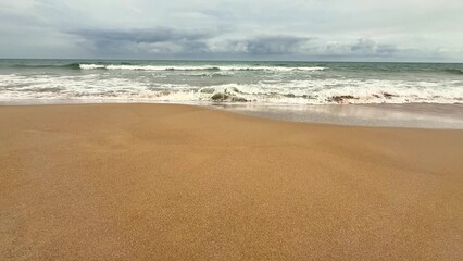 Obraz premium A beautifully serene beach scene showcasing gentle waves and soft sands, ideal for various relaxation themes