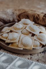 Frisch zubereitete selbstgemachte Pasta auf bemehlter Arbeitsfläche – traditionelle italienische Küche, Hausgemachtes Essen und authentische Food-Fotografie