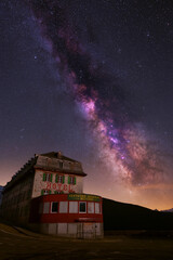 Milchstrasse &uuml;ber dem schon lange ungenutzten, verlassenem Hotel Belvedere auf dem Furkapass.