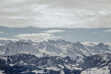 Panoramablick vom Pilatus &uuml;ber die Schweizer Alpen bei klarer Sicht &ndash; majest&auml;tische Berglandschaft, Fernsicht und nat&uuml;rliche Sch&ouml;nheit der Zentralschweiz