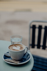 Minimalistische Kaffeepause mit einer Tasse Cappuccino auf einem Magazin – ästhetische Lifestyle-Szene mit Fokus auf Ruhe, Stil und skandinavischem Flair