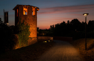 Strada sterrata al tramonto