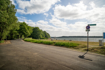 Blick auf den Stormdeich, Kitzeberger Strand und Kiel bei Sommerwetter
