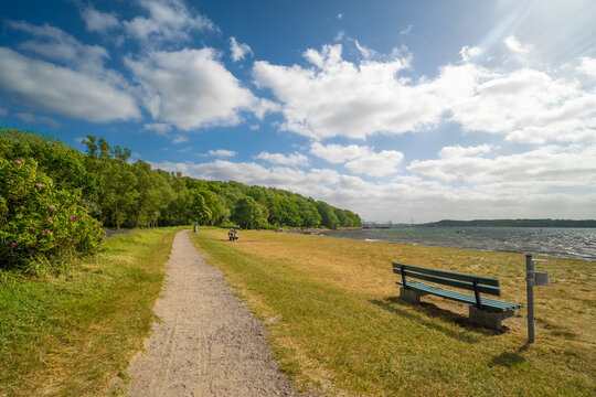 Blick auf den Kitzeberger Strand und Kiel bei Sommerwetter