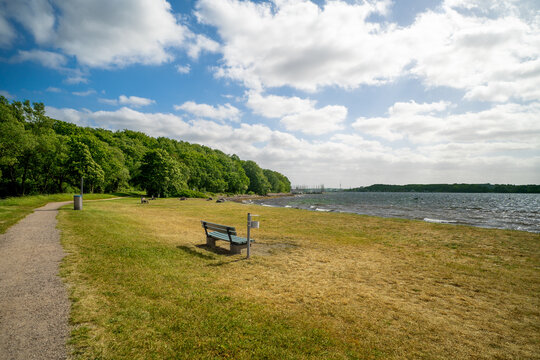 Blick auf den Kitzeberger Strand und Kiel bei Sommerwetter