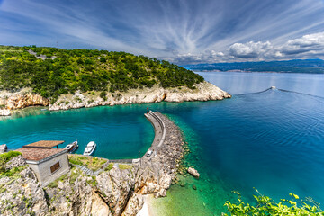 Obraz premium Top view of the panorama of the town of Vrbnik and a small hidden beach among high rocks,