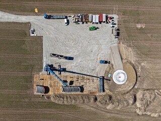 Luftbild einer Baustelle für eine Windkraftanlage, Baustelle, Windrad, Energiewende, Turm, Fertigteile, Hybridturm, Betonteile