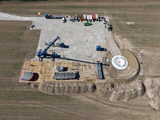 Luftbild einer Baustelle für eine Windkraftanlage, Baustelle, Windrad, Energiewende, Turm,...